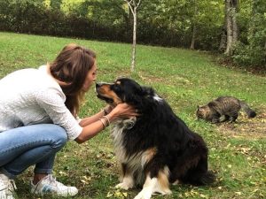 Coralie Galtier de Sagesse Animale en pleine complicité avec son ami canin.