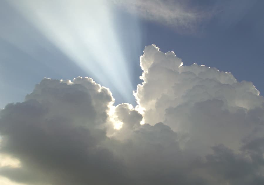 Nuage avec des rayons de soleil qui en jaillissent, cela fait pensé à l'énergie de l'Univers que nous transmet le LaHôChi